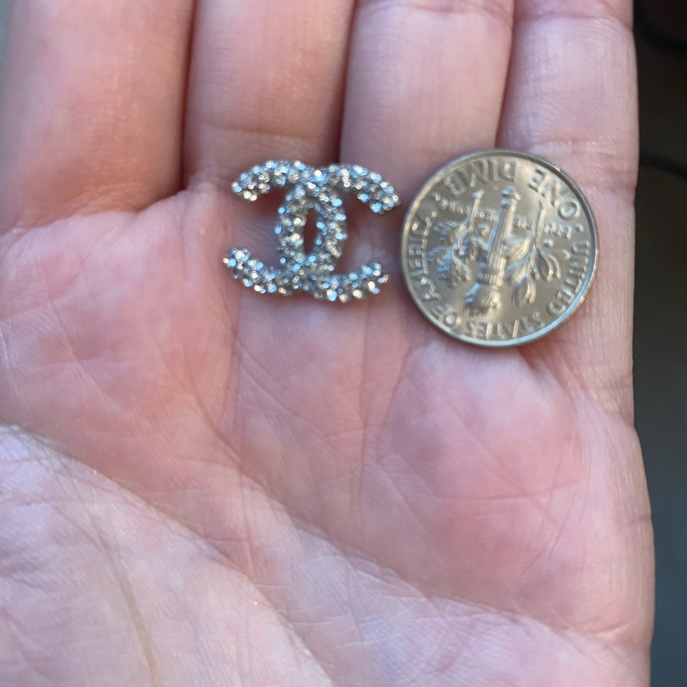 Chanel silver earring (single)